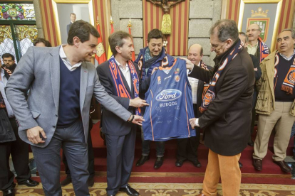 Ibáñez -izquierda- durante la recepción oficial al Autocid Ford tras el título de Liga conseguido el pasado mes de abril.-SANTI OTERO