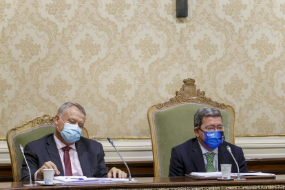 Lorenzo Rodríguez (izquierda) y Rico durante un Pleno ordinario de la Diputación de Burgos. ECB