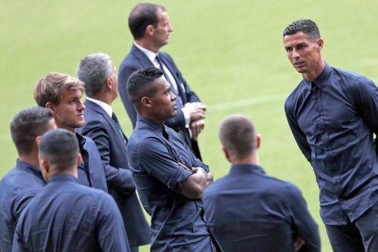 Ronaldo con sus compañeros de la Juventus en Mestalla.-MANUEL BRUQUE