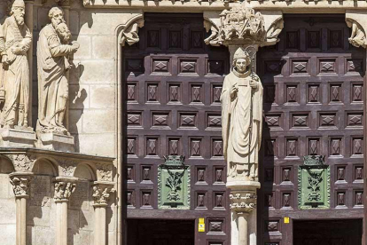 Imagen de turistas ayer frente a la Puerta del Sarmental de laCatedral.-SANTI OTERO