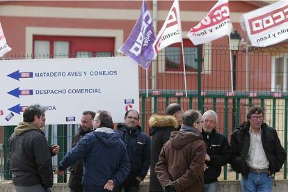 Trabajadores afectados por el ERE extintivo durante la huelga a las puertas de la cooperativa.-RAÚL G. OCHOA