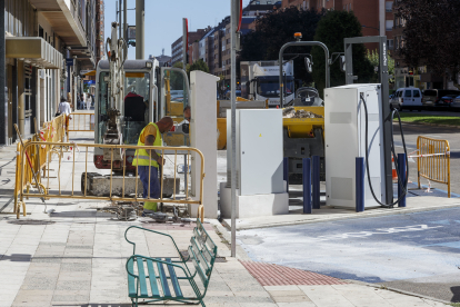 Obras en la avenida de la Paz para enganchar a la red los cargadores para vehículos eléctricos. SANTI OTERO