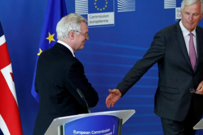 Michel Barnier (a la derecha) y David Davies, tras sus declaraciones en Bruselas, este lunes 28 de agosto-REUTERS / FRANCOIS LENOIR