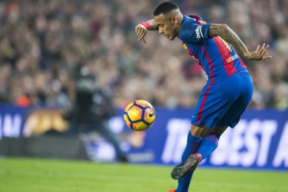 Neymar controla el balón en el Barça-Granada del Camp Nou.-JORDI COTRINA