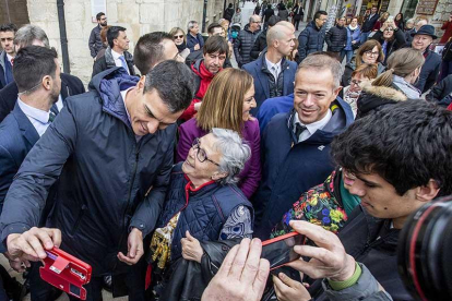 El presidente he hizo fotos con varias personas al salir de la Seo.-SANTI OTERO