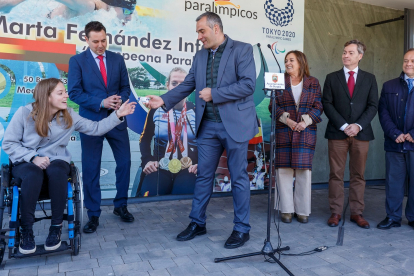 Marta Fernández recibe el carnet de Instalaciones Deportivas de manos del concejal Leví Moreno. SANTI OTERO
