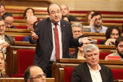 El líder del PSC, Miquel Iceta, pregunta al 'president' Carles Puigdemont, durante la sesión de control al Govern.-RICARD CUGAT