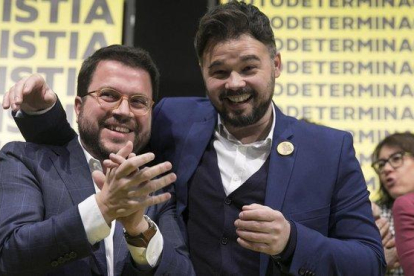 Pere Aragonès y Gabriel Rufián celebran el resultado electoral.-FERRAN NADEU