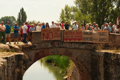 Instante de la manifestación de vecinos palentinos y burgaleses de los pueblos aledaños al Canal de Castilla pidiendo puentes seguros en la infraestructura donde seis personas perdieron la vida hace diez años. ECB