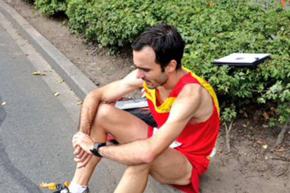 José Antonio Requejo toma aire tras abandonar la carrera.-TWITTER/@IRUNFAR