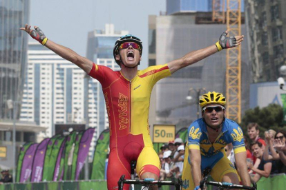 El ciclista español Luis León Sánchez celebra la victoria mientras cruza la línea de meta.-Foto: EFE
