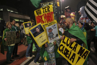 Manifestantes protestan contra el Gobierno brasileño, la pasada noche, en Sao Paulo (Brasil).-Sebastião Moreira / EFE