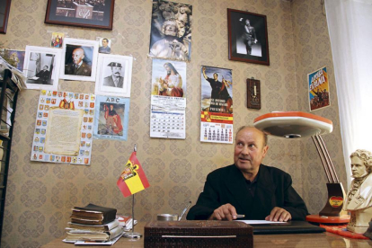 El párroco Jesús Calvo, en su despacho.-INTERVIÚ / PEIO GARCÍA