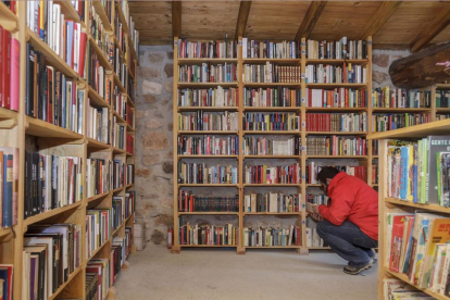 Las hileras de libros se extienden en la estanterías de la antigua pobrera y viejo potro del pueblo rehabilitado en el año 2006. -SANTI OTERO