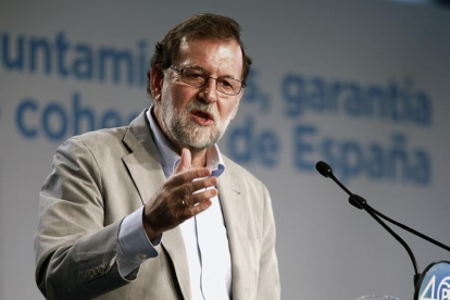 El presidente del Gobierno, Mariano Rajoy, interviene en la clausura de la reunión de la 23 Unión Intermunicipal del Partido Popular, celebrada hoy en Zaragoza.-EFE / JAVIER CEBOLLADA