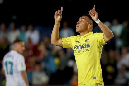 El delantero colombiano del Villarreal Roger Martínez celebra tras marcar el primer gol ante el Real Madrid.-EFE