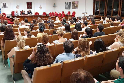 Padres, madres, niños y profesoras llenaron ayer el salón de plenos en la reunión con la alcaldesa, Raquel González.-L.V.