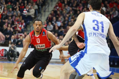 Fisher sale del bloqueo de un compañero en un partido de la pasada campaña con el Lietuvos Rytas.-BC.LRYTAS.LT