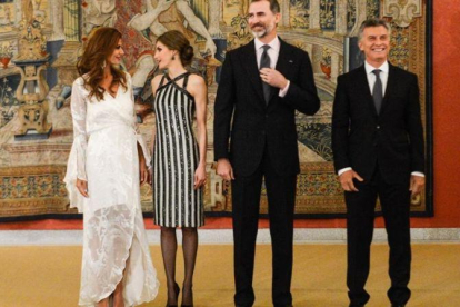 Los Reyes con el presidente argentino Macri y su esposa.-AFP