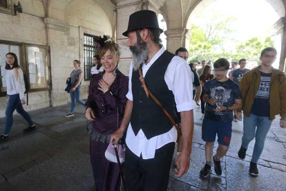 Ana I. Roncero (caracterizada de doña Rafaela) y Rubén Alonso Ortega condujeron a los alumnos por la ruta de los libros escondidos.-Raúl Ochoa