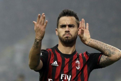 Suso celebra uno de sus goles al Inter, el domingo en San Siro.-AP / LUCA BRUNO