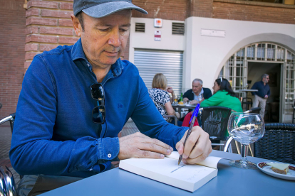 Jesús Pérez Saiz, dedicando una ejemplar de su novela 'El mundo que sostienes'. TOMÁS ALONSO