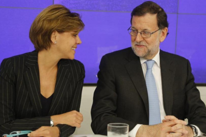 El líder del PP, Mariano Rajoy, junto a la secretaria general, Dolores de Cospedal, en la junta directiva del partido.-AGUSTÍN CATALÁN