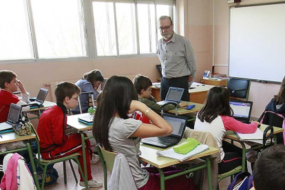 Un profesor imparte clase en el colegio Juan de Vallejo.-RAÚL G. OCHOA