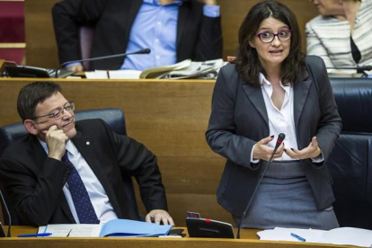 El presidente de la Generalitat, Ximo Puig, y la vicepresidenta del Consell, Mónica Oltra, durante al pleno de Les Corts.-MIGUEL LORENZO