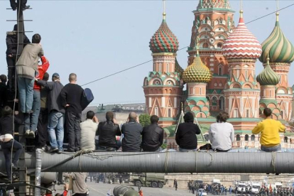 Un grupo de moscovitas observa el paso de varios misiles estrategicos Topol-M durante un desfile militar en la Plaza Roja de Moscu.-EFE / SERGEI ILNITSKY