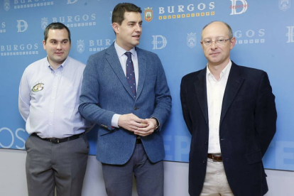De izquierda a derecha, Levi Moreno, Ángel Ibáñez e Iñaki Sicilia antes de la comparecencia de prensa.-RAÚL G. OCHOA