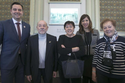 El alcalde, Daniel de la Rosa, junto a Fede, sus hermanas y la presidenta del IMC, Nuria Barrio..-RAÚL G. OCHOA