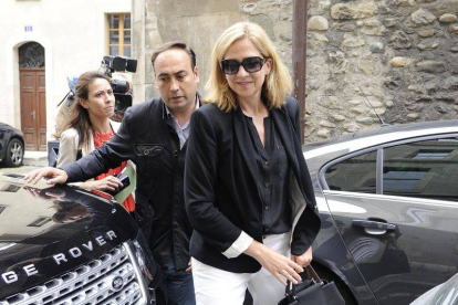 Cristina, ayer cerca de su domicilio en Ginebra.-Foto: GTRESONLINE
