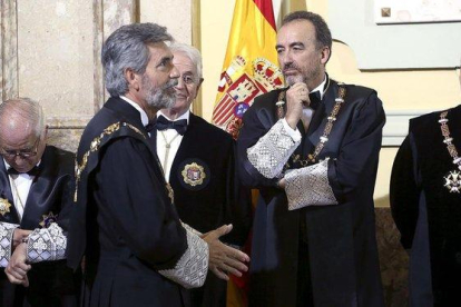 El presidente del Tribunal Supremo, Carlos Lesmes, saluda al presidente de la Sala Segunda, Manuel Marchena.-DAVID CASTRO