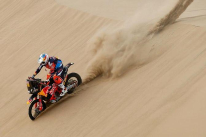 Sam Sunderland (KTM), actual campeón del Dakar, en la etapa de hoy, en Perú, poco antes de sufrir el accidente que le obligó a abandonar.-REUTERS / ANDRES STAPFF