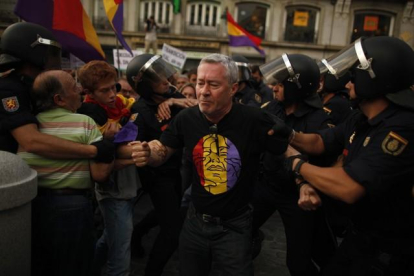 Jorge Verstrynge, ayer, durante su detención por la policía en la Puerta de Sol en Madrid.-JON NAZCA / REUTERS