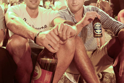 Jóvenes consumiendo alcohol en la calle.-ECB