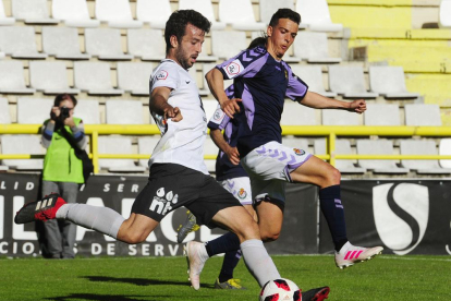 Fer Ruiz se dispone a disparar a puerta en el choque ante el Real Valladolid B.-ISRAEL L. MURILLO