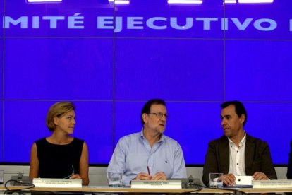 El presidente del PP, Mariano Rajoy, junto a otros dirigentes de su partido este sábado en la reunión del comité ejecutivo conservador.-DAVID CASTRO