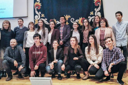 Imagen de grupo de los estudiantes que han presentado sus proyecto en el Aula Romeros de la Universidad.-ECB