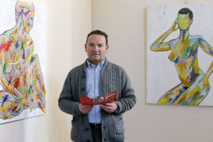 Eduardo Medrano, junto a dos de las pinturas expuestas, de los últimos meses.-Raúl Ochoa