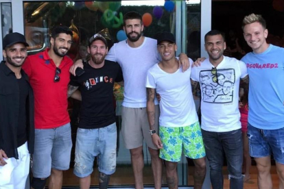 Piqué, en la polémica fiesta de las fotos con el demandado Neymar-EL PERIÓDICO