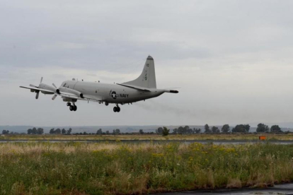 El avión de vigilancia marítima estadounidense que participa en la búsqueda.-AP / Tony D Curtis
