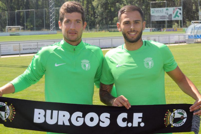 Aitor Aldalur y Elliot Gómez posan con la bufanda del Burgos CF.-ISRAEL L. MURILLO