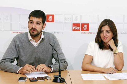 Un momento de la rueda de prensa ofrecida ayer por los dos políticos en la sede del PSOE de Burgos.-R. O.