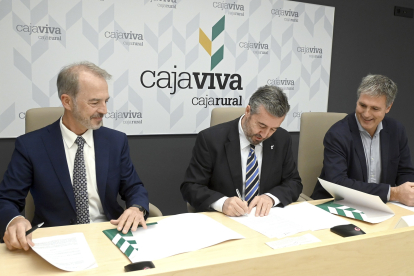 Mariano Saiz, Tomás Fisac y Carlos Manso, durante la firma del convenio. ICAL