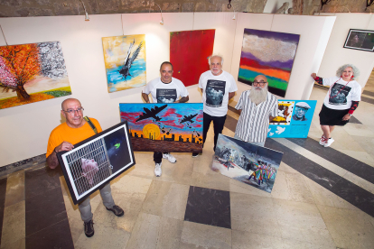 Varios de los integrantes de este colectivo artístico posan con piezas de su nueva exposición. TOMÁS ALONSO