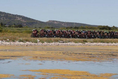 El pelotón de la Vuelta, azotado por el viento, durante la segunda etapa de la ronda francesa que discurrió totalmente por territorio francés.-EFE / JAVIER LIZÓN