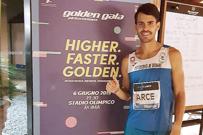 Dani Arce posa ante el cartel anunciador de la Golden Gala de Roma-ECB