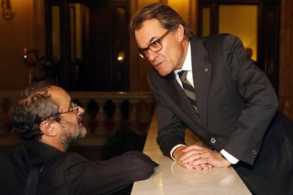 Antonio Baños y Artur Mas en el Parlament de Catalunya.-JULIO CARBO